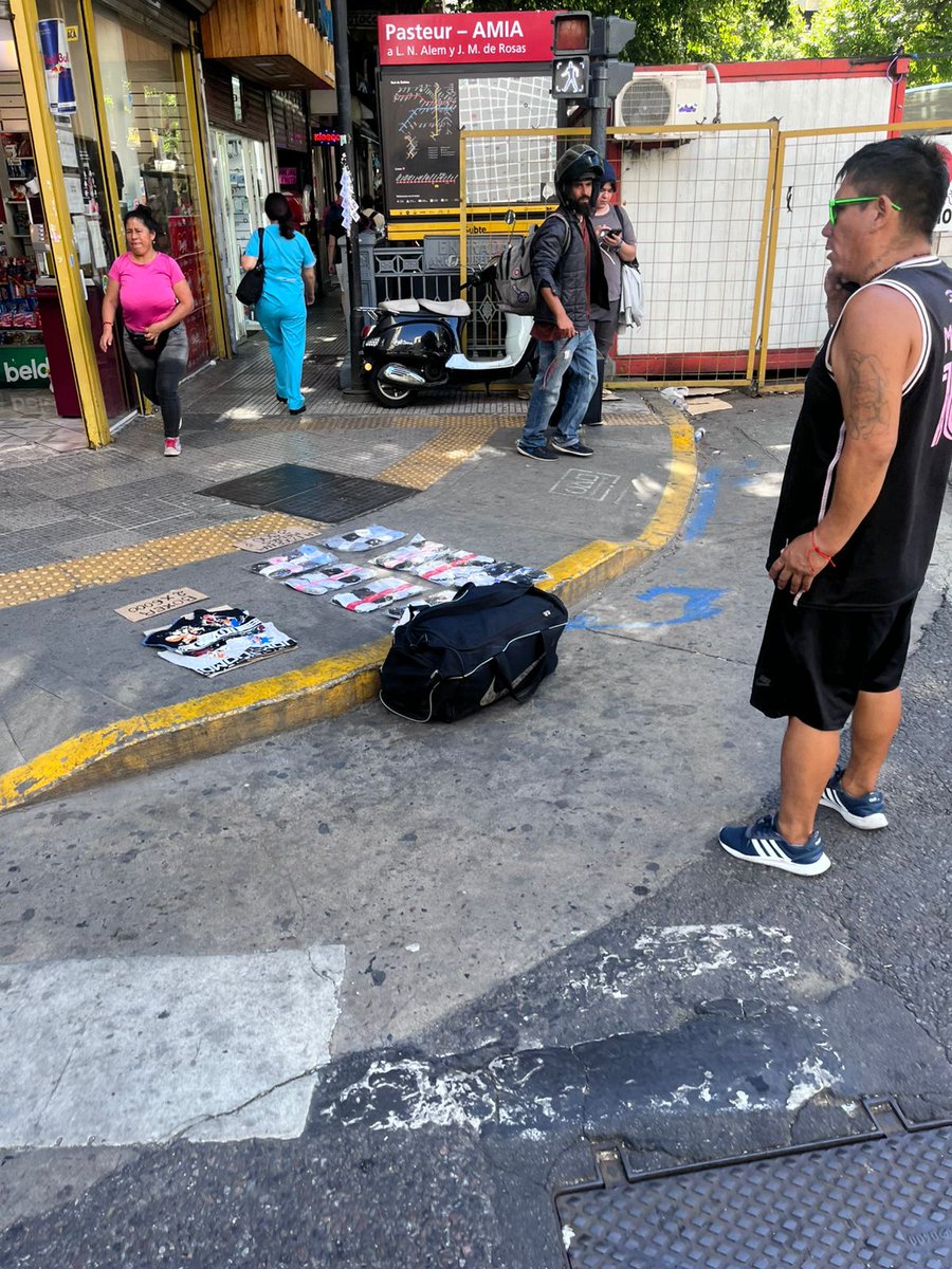 GabrielaNapole's tweet photo. @gloriallopiz @WolffWaldo Cumplan con su función @PoliciaCiudadBA los vecinos no queremos nunca más manteros en once . Es con orden 🫡. Contravencion y Secuestro de mercadería ilegal ya !! https://t.co/Lzx8BeW28w