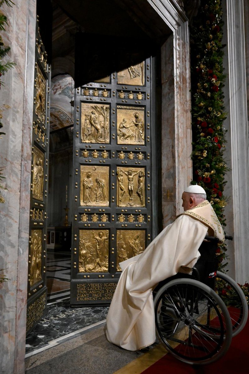 “Ancorados em Cristo, cruzamos o limiar deste templo santo e entramos no tempo da misericórdia e do perdão, para que a cada homem e a cada mulher seja aberto o caminho da esperança que não desilude.”

#PapaFrancisco #Jubileu2025 #PortaSanta