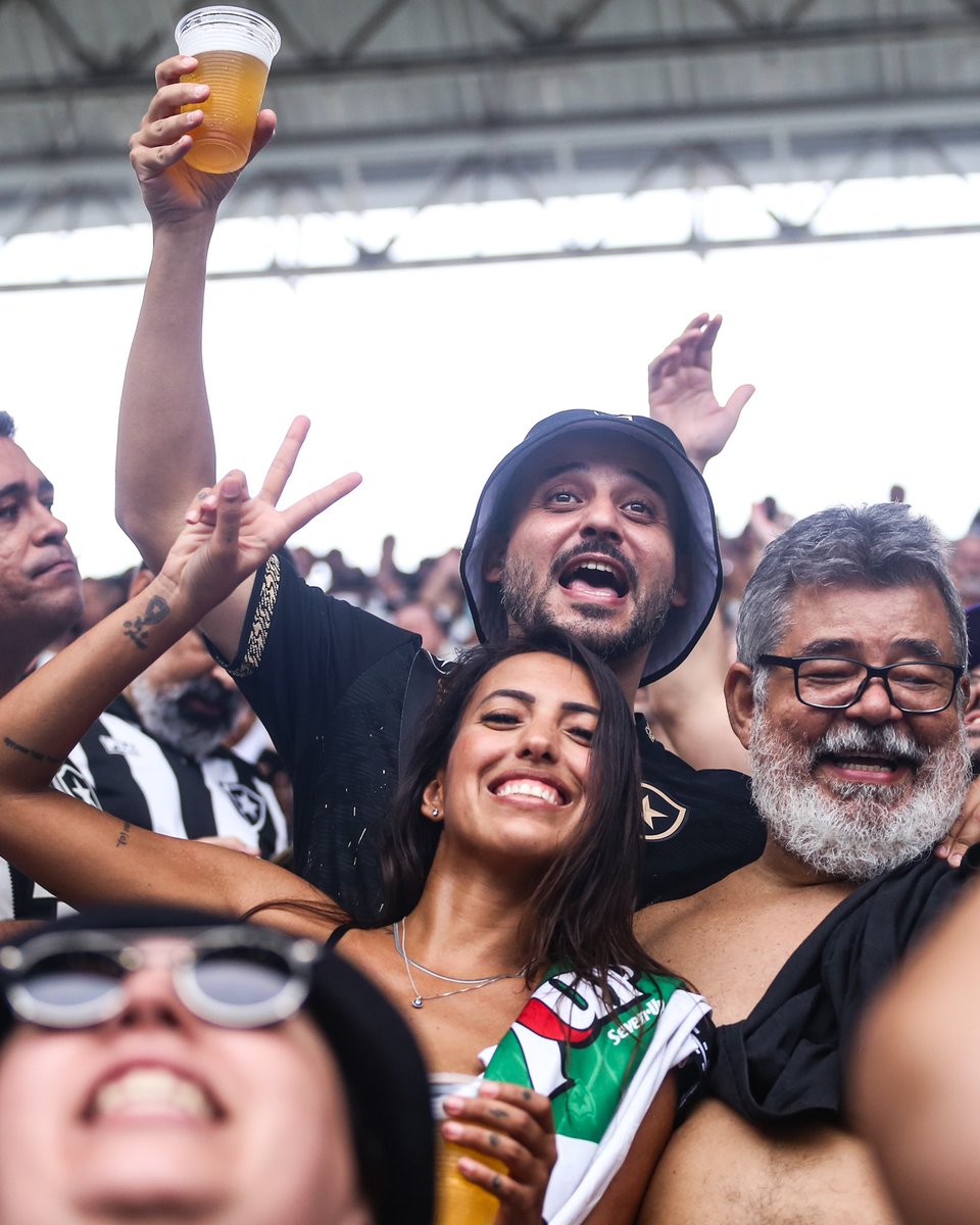 Botafogo's tweet photo. Querido Papai Noel,

2024 foi inesquecível! Conquistamos a Libertadores, o Brasileirão e quebramos alguns recordes graças ao esforço de todos e ao apoio da Família Botafogo. Agora, para 2025, deixamos os pedidos com quem mais importa: a torcida alvinegra. Quais são os seus desejos para o próximo ano? 🔥⭐️🏆 #BFR

📸 Arthur Barreto / BFR