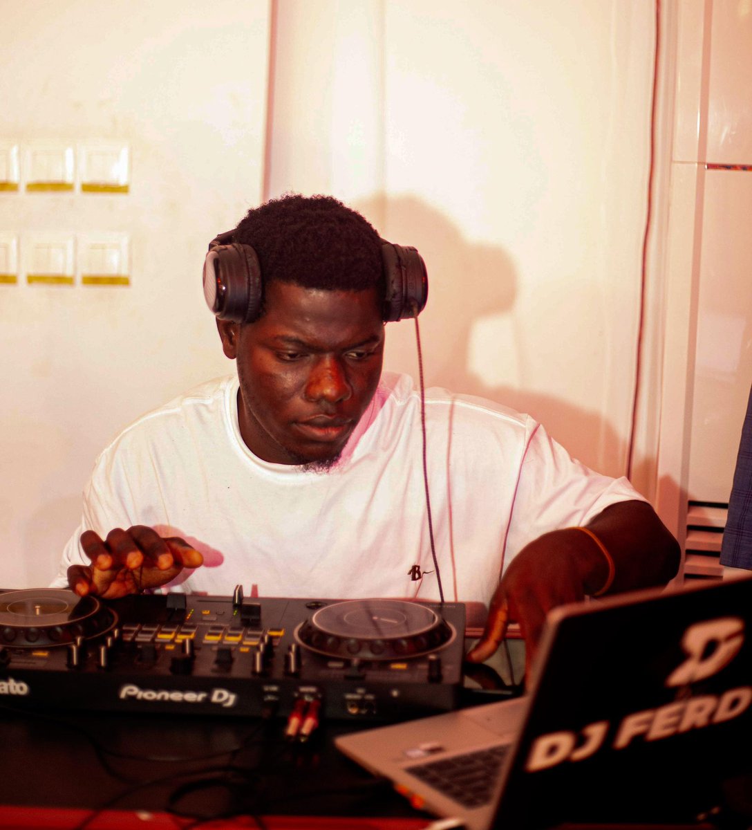 Quand je suis derrière les platines, c’est plus qu’un job – c’est une passion.
Chaque événement est une nouvelle expérience.

📌Le DJ qu’il vous faut pour vos évents.
🔥Ambiance garantie, émotions assurées 🔊

S/o : <a href="/desiretoan/">DESIRE TOAN</a>
📸  : <a href="/sandrineguehi/">Sandrine Guuehi</a>