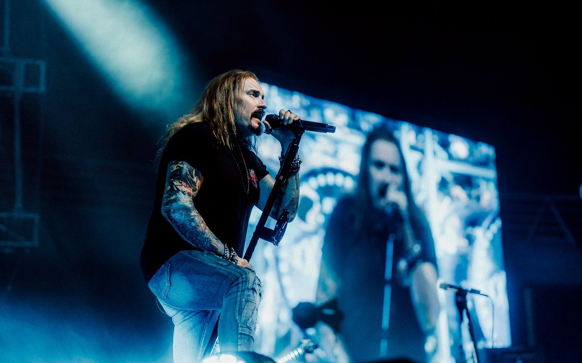 jameslabrie's tweet photo. What a way to end such a fantastic year. 
New album, 40th Anniversary World Tour and our fans have been nothing short of spectacular all along the way. 
Happy Holidays, Happy New Year and see you all throughout 2025! https://t.co/J5SrvYSSa2