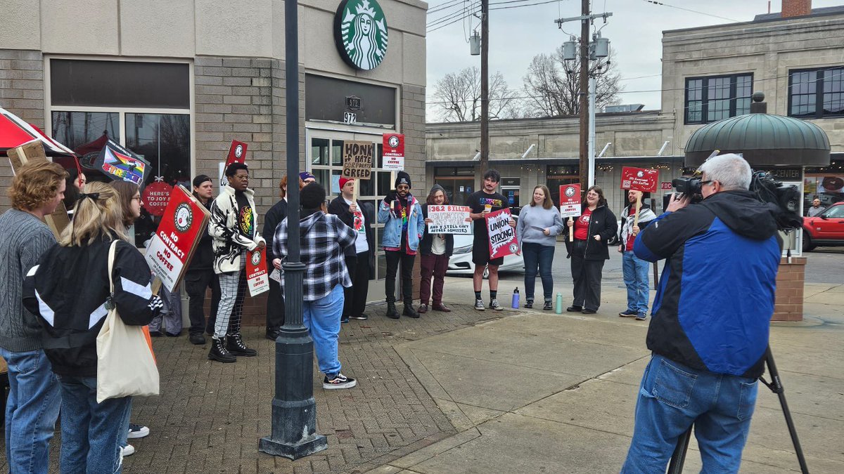 dsa_louisville's tweet photo. Donβt cross the picket line in Louisville, Kentucky. β @SBWorkersUnited @DSA_Labor #solidarity #strikemas https://t.co/5w4147y98C
