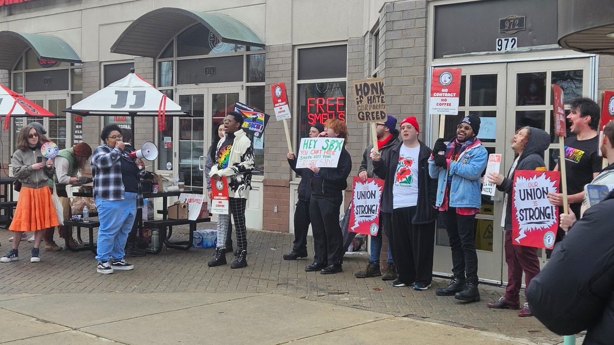 dsa_louisville's tweet photo. Donβt cross the picket line in Louisville, Kentucky. β @SBWorkersUnited @DSA_Labor #solidarity #strikemas https://t.co/5w4147y98C