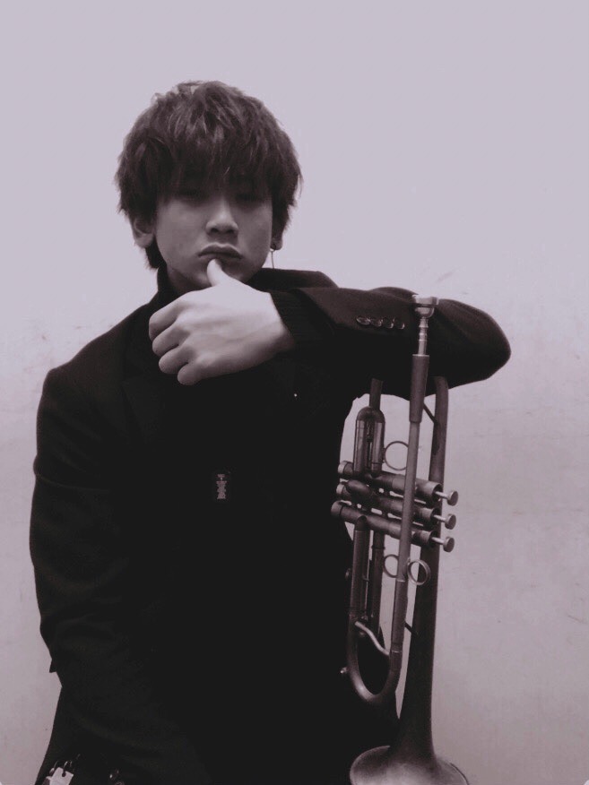 _SALVALAI_'s tweet photo. 【佐藤 貴峰 Takamine Sato】
1998年9月16日 三重生まれ

小学2年よりブラスバンドでトランペットを始める。中高と吹奏楽部に所属したが、即興演奏に魅了されジャズへ傾倒する。
洗足学園音楽大学ジャズコースを卒業。
関東を中心にライブ活動やセッション、ジャズラウンジで生演奏するなど活動中。 https://t.co/fTU0i7gQFk
