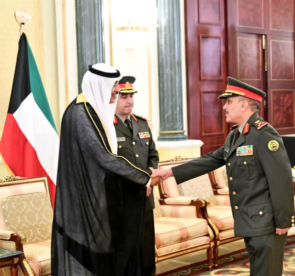 سمو ولى العهد الشيخ صباح الخالد الحمد المبارك الصباح وأمر القوة البرية سابقا الفريق ركن .م خالد علي الشعلة