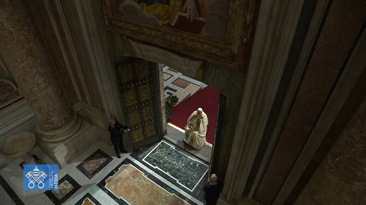 JuergenErbacher's tweet photo. #PapstFranziskus öffnet die Heilige Pforte am #Petersdom in #Rom + eröffnet das Heilige Jahr. Nach #pontifex_de ziehen 54 Gläubige von allen Kontinenten in die Basilika. Anschließend feiert er die Christmette mit tausenden Gläubigen. https://t.co/uCqqeSwwO2