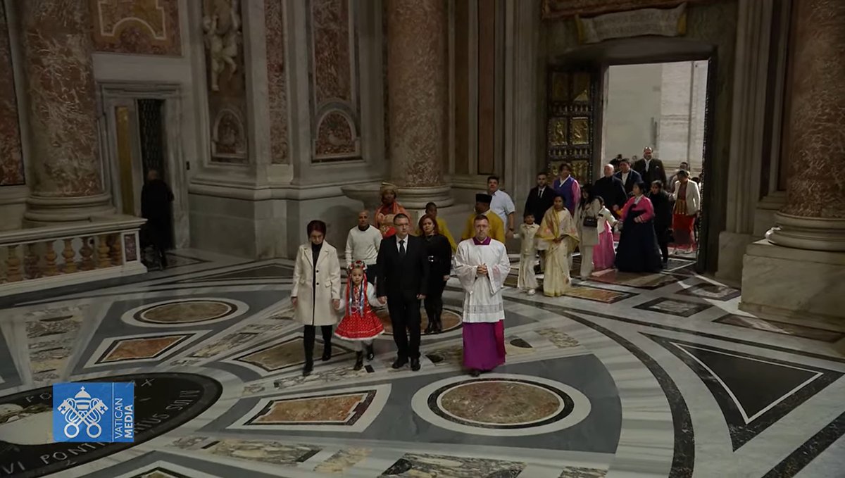JuergenErbacher's tweet photo. #PapstFranziskus öffnet die Heilige Pforte am #Petersdom in #Rom + eröffnet das Heilige Jahr. Nach #pontifex_de ziehen 54 Gläubige von allen Kontinenten in die Basilika. Anschließend feiert er die Christmette mit tausenden Gläubigen. https://t.co/uCqqeSwwO2