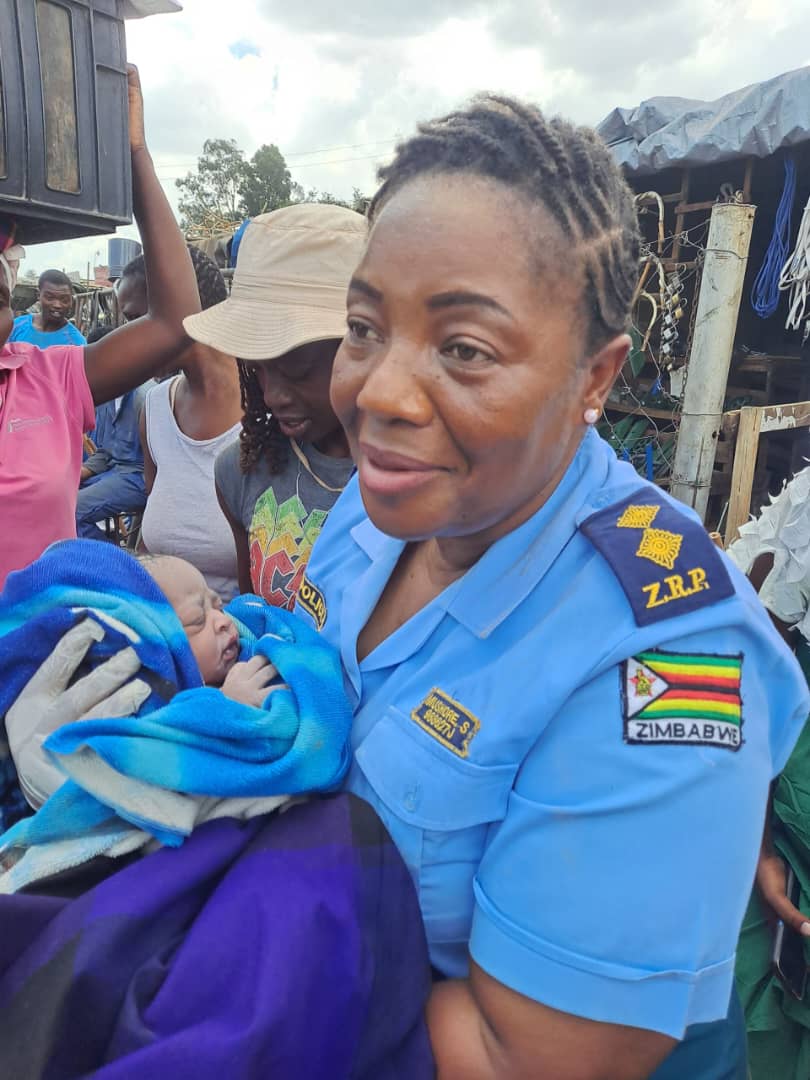 gonochirandu30's tweet photo. This is Inspector Mushore ,the officer in charge ZRP Matapi.She did midwifery role today in Matapi area when a Lady had an emergency pain.Kudos to  her for going beyond policing and helping the society she police.Mabasa akanaka anoda kurumbidzwa 🙏❤️ https://t.co/y4xMGmu2eW