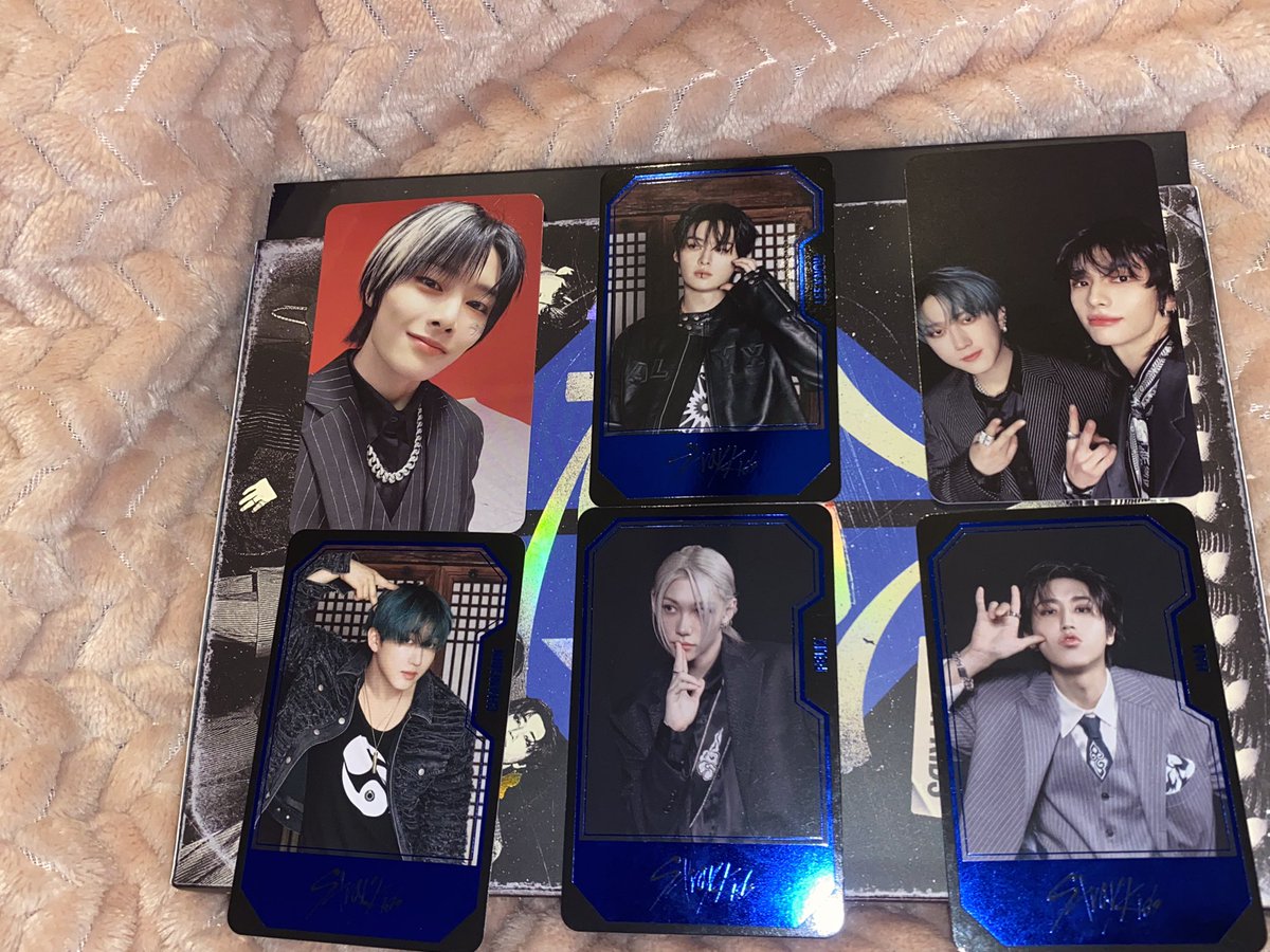 hwangquartz's tweet photo. happy Christmas eve (i just opened the new SKZ album)🥹 https://t.co/QIwu3KyPr2