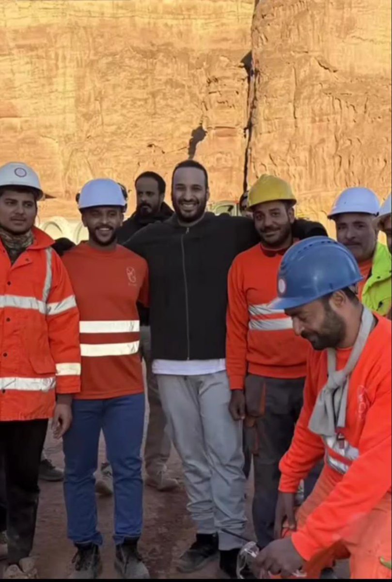 عاجل 🔴 

سمو #ولي_العهد الأمير #محمد_بن_سلمان في محمية شرعان في #العلا اليوم .

🇸🇦🇸🇦