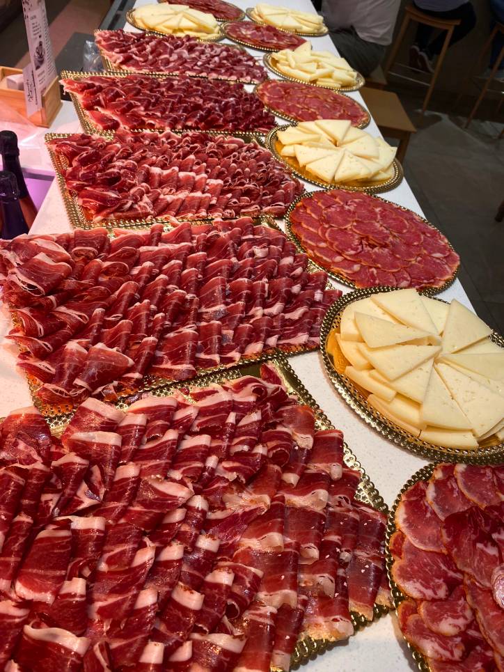 legianacional's tweet photo. @TiberioIII Los aperitivos que trae "Tiberio" a la cena: https://t.co/VmS7su5aOf