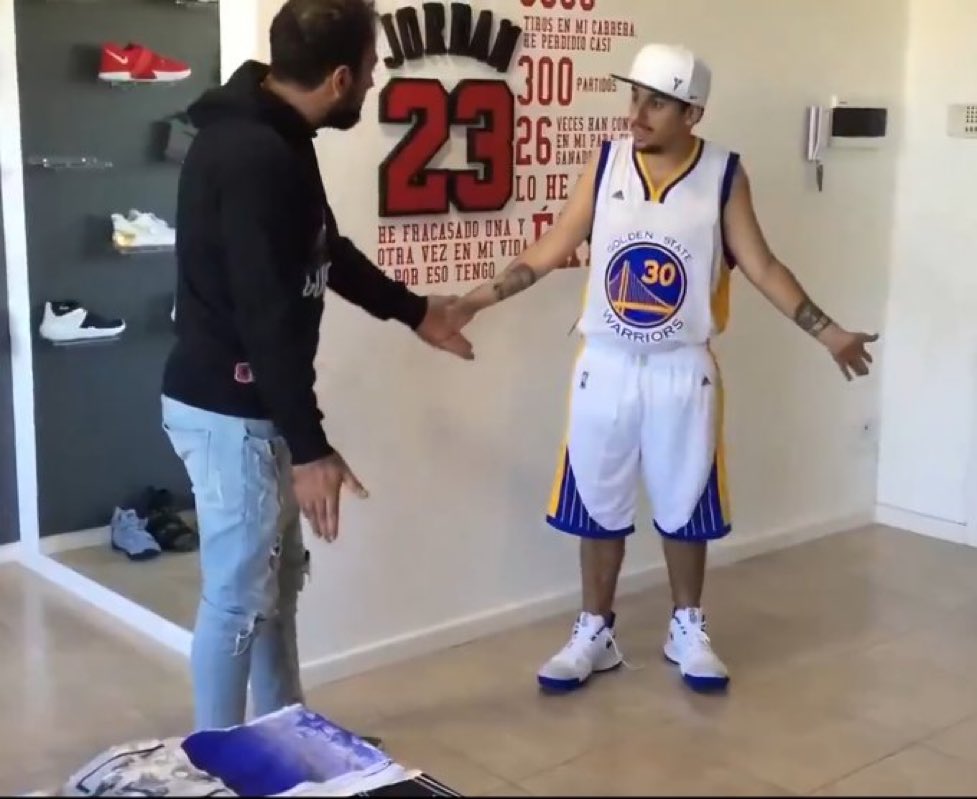 mi vieja: no te vistas tan temprano 
yo a las 16:00: