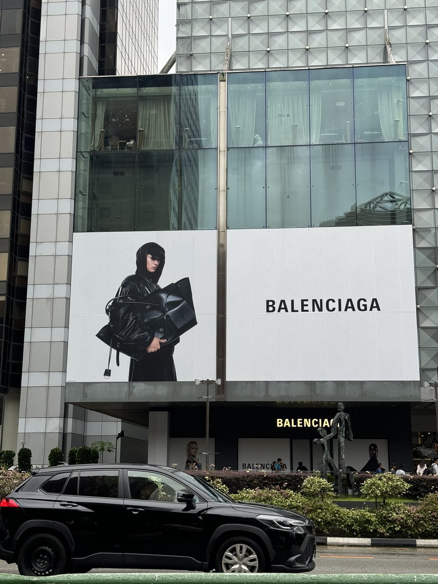dailyljy's tweet photo. juyeon's billboard ad for balenciaga bel air bag campaign on orchard road, singapore 📍

#JUYEON #주연 #더보이즈
#JUYEONxBalenciaga https://t.co/K8s3Oj7R25