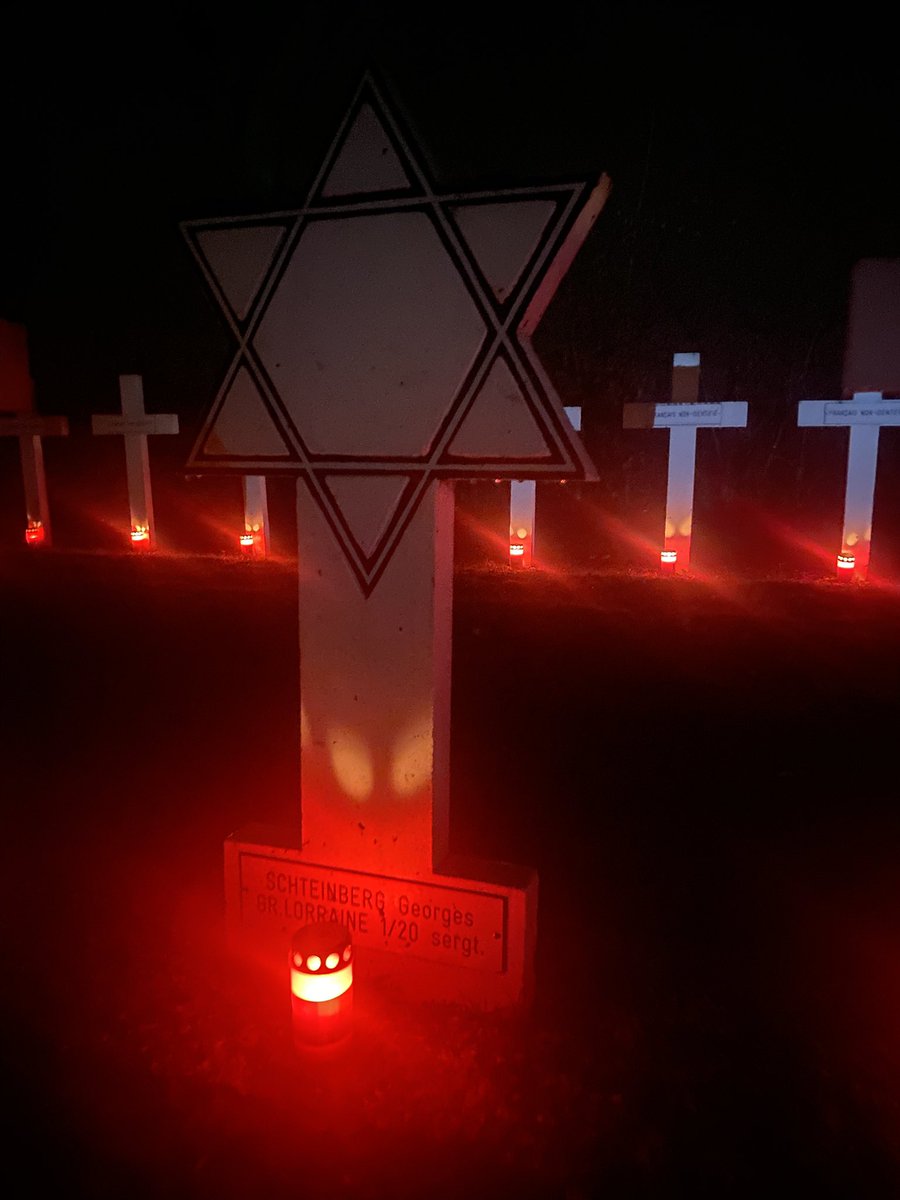 Vanavond hebben wij uit diep respect 229 kaarsjes ontstoken op het Franse ereveld. Mooi om te zien dat er veel jonge kinderen aanwezig waren om te helpen.