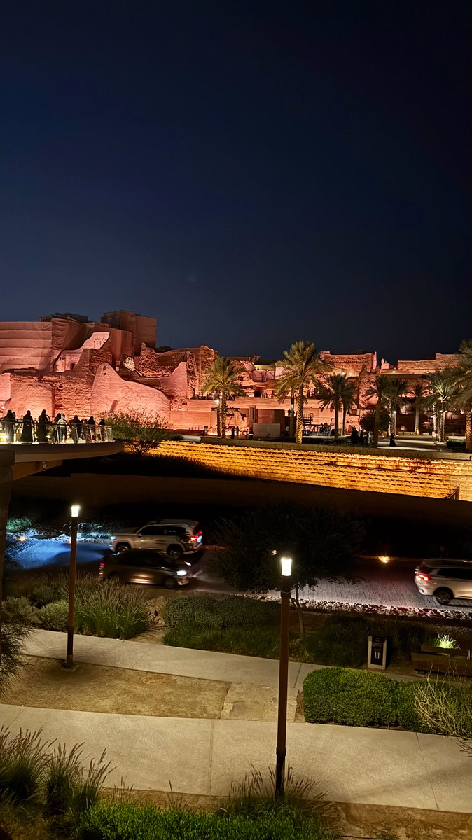 وغنت عيوني بـ اخر الليل موال
يا طول صبري متى حظي بيزين