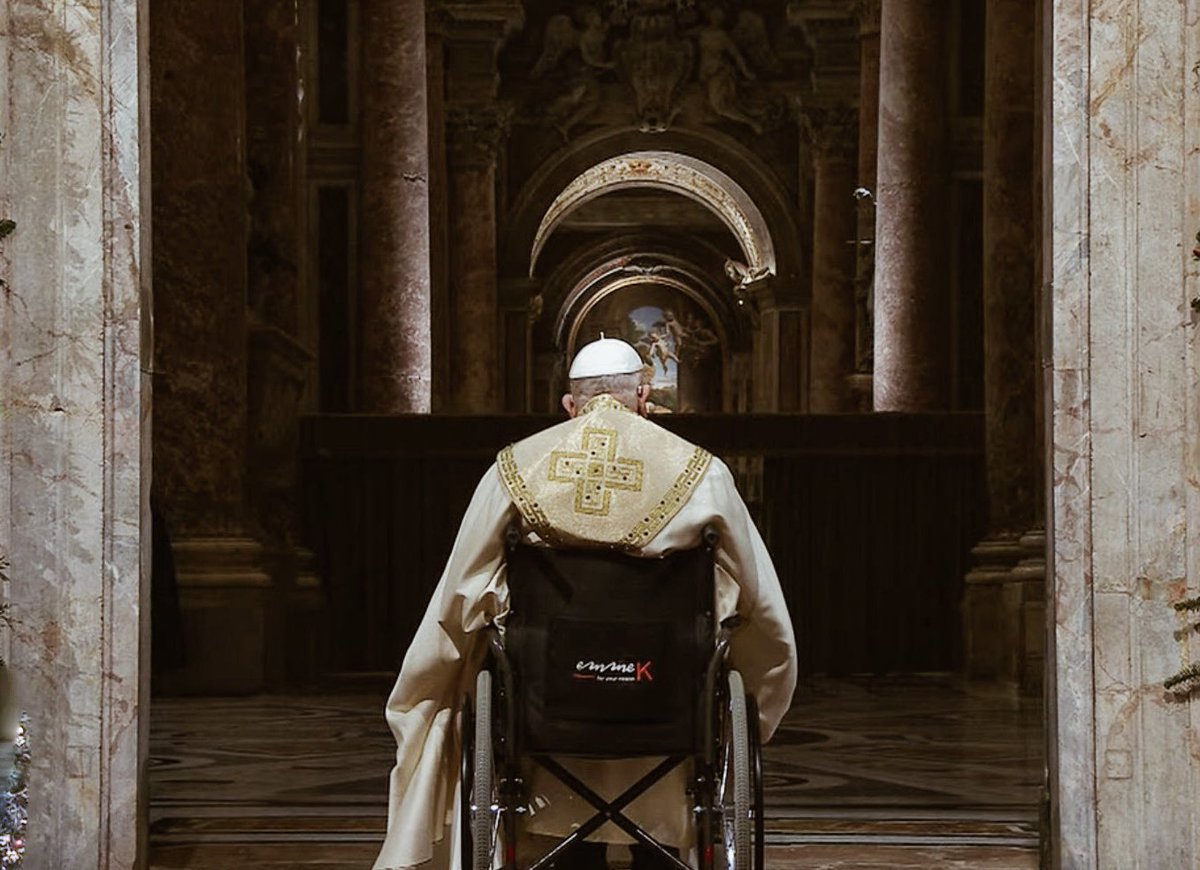 pabmartinez's tweet photo. En la fragilidad de Francisco nos identificamos muchos. Hay un mundo herido que camina como puede, incluso muchos son ayudados. Pero tenemos la plena confianza en Jesús, la puerta, que acoge, abraza y redime. Comenzó el Jubileo. La imagen es fuerte. La historia no menos. https://t.co/tDciTvagbo