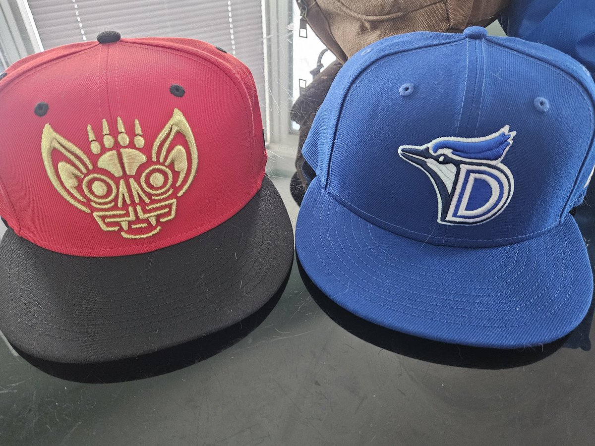 BradNova306's tweet image. Score!!!! #LouisvilleBats #DunedinBlueJays #HatTwitter 🎁
