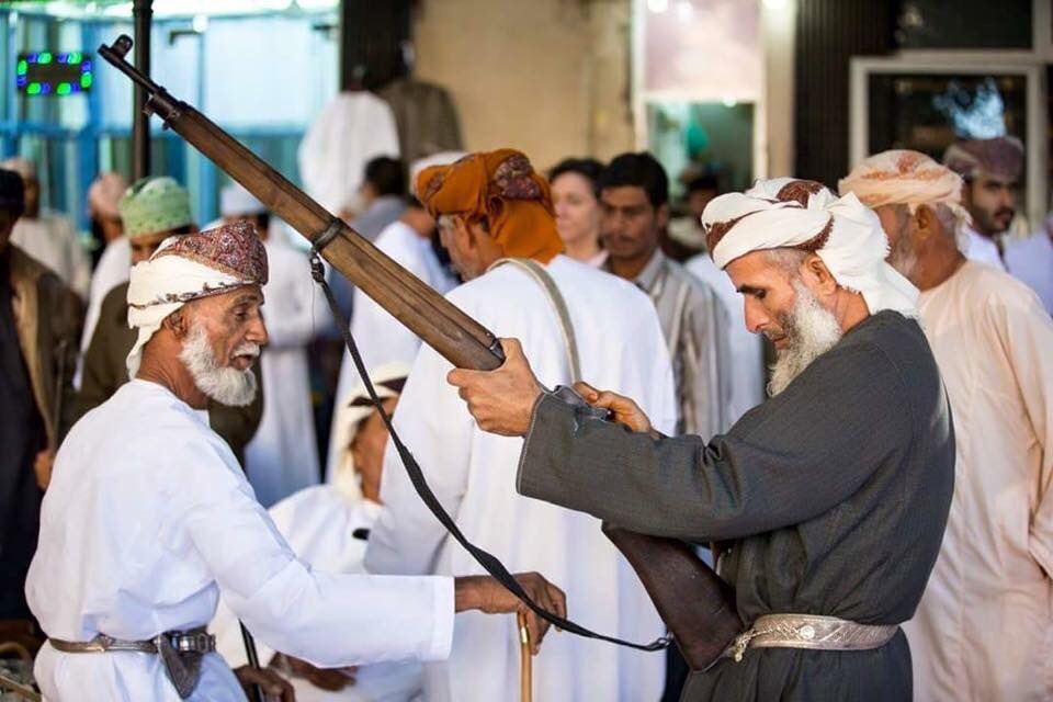 AdabOman's tweet photo. نعيش السِّلم لو فينا طرب للحرب
ومحزمنا ولو ما نلبسه متروس

لـ حمود بن وهقه https://t.co/4fSvvgijyW