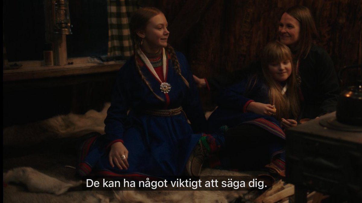 Slutorden i SVT:s julkalender:
Lägg örat mot markerna,
lyssna till dem.
Lyssna till himlen,
var du än befinner dig.
Lyssna till dem som gått före dig,
lyssna till dina rötter,
på alla som du delar världen med,
och på dem som ska gå efter dig.
De kan ha något viktigt att säga dig.