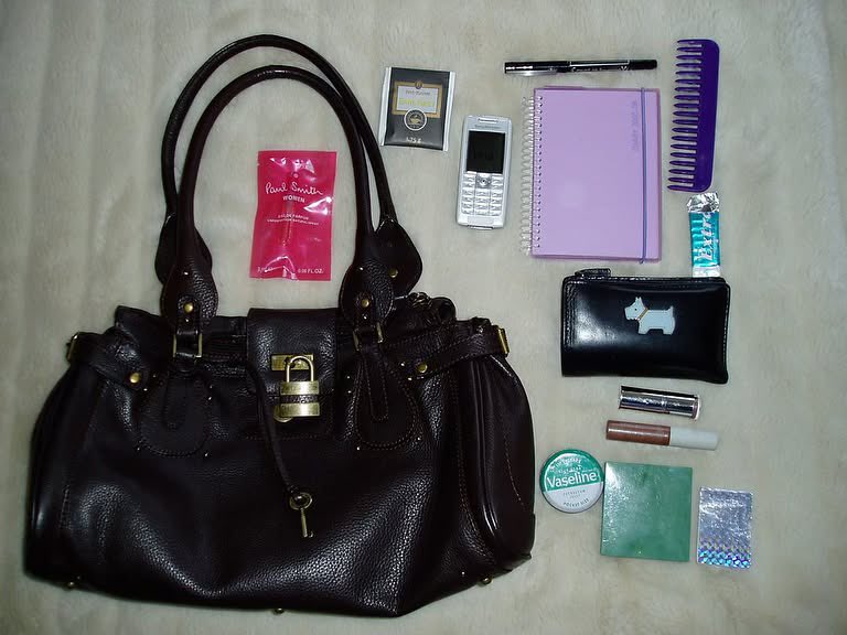 undercoverosh's tweet photo. photo submissions under a 2000s “what’s in your bag?” flickr group https://t.co/8fWppUhGTT