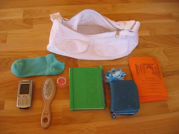 undercoverosh's tweet photo. photo submissions under a 2000s “what’s in your bag?” flickr group https://t.co/8fWppUhGTT