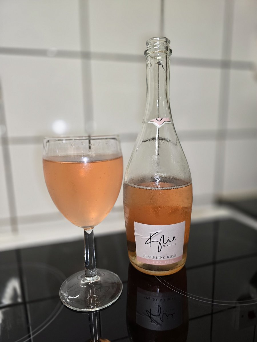 Princess_LJT's tweet photo. Merry Christmas everyone. Still on the no alcohol @kylieminogue rose. 1 year 3 months and 17 days #sober #soberchristmas https://t.co/qjuTp7kOta