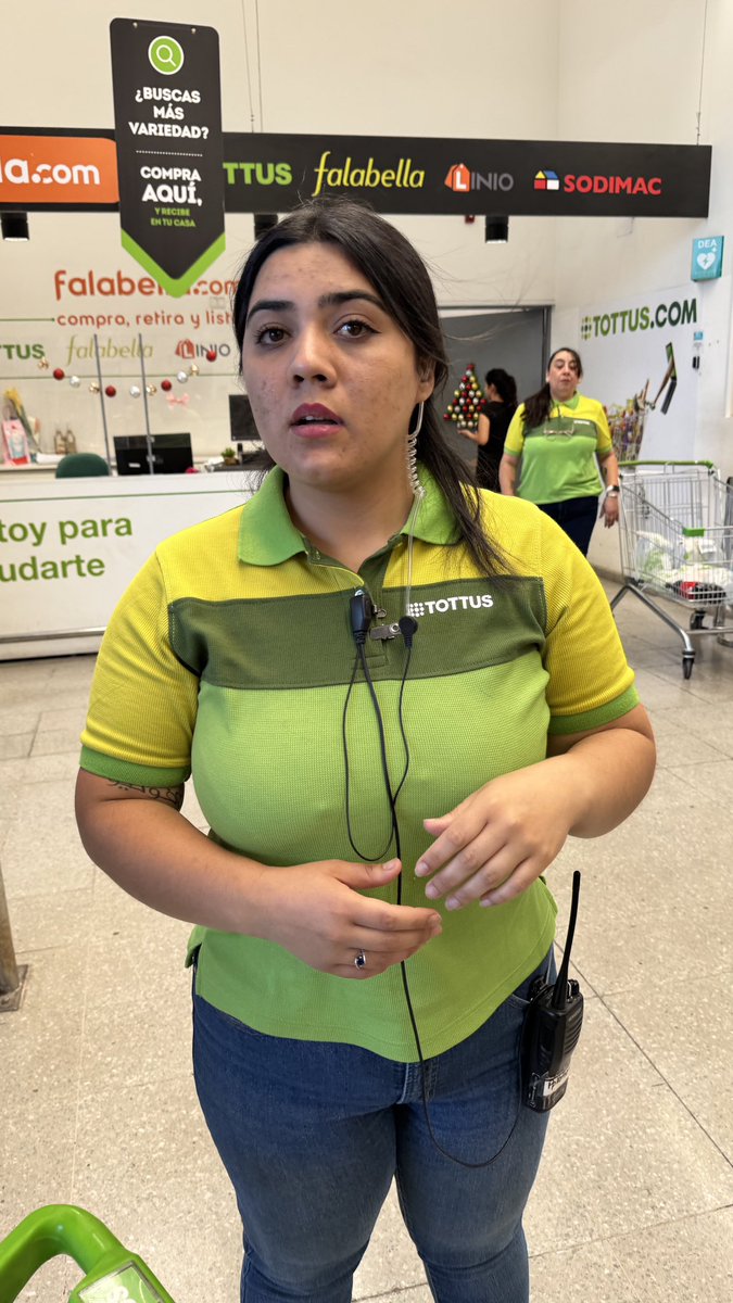 anirces's tweet photo. quiero denunciar a estas dos personas por su maltrato que le hicieron a mi hija de 1 año y 9 meses. Fue en @TottusChile de Huechuraba @SERNAC. Viendo como lloraba mi hija porque quería llevar un carro pequeño hacia el auto, se lo quitaron de forma brusca sin empatia. https://t.co/b6gfbyHFDX