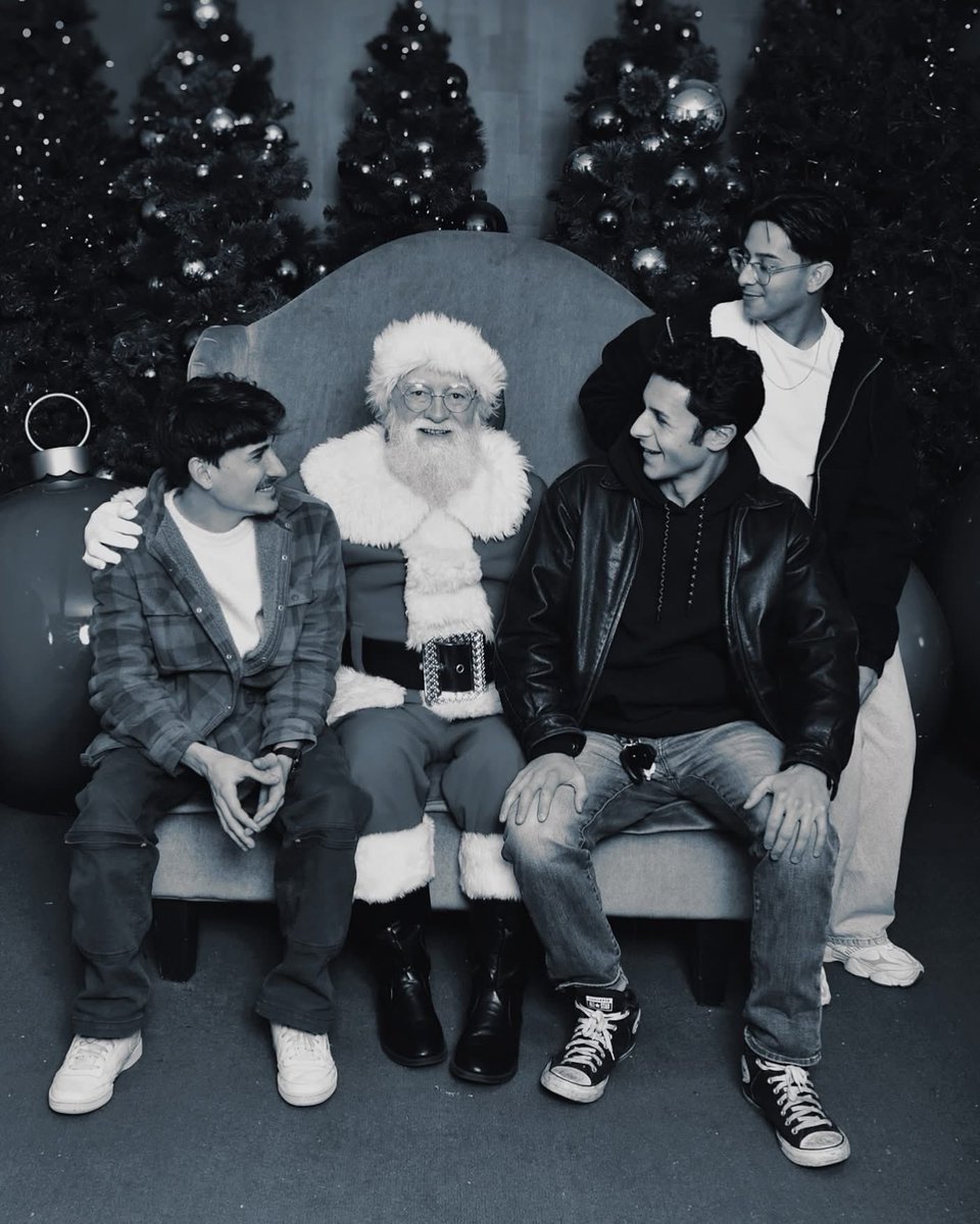 storyunit's tweet photo. Merry Christmas and Happy Holidays from Storyunit! Wishing you joy, warmth, and a season full of great stories. 🎄✨ #videography #filmproduction #indiefilmmaking #productioncompany #videoproduction #bts https://t.co/1bkisCdQd5