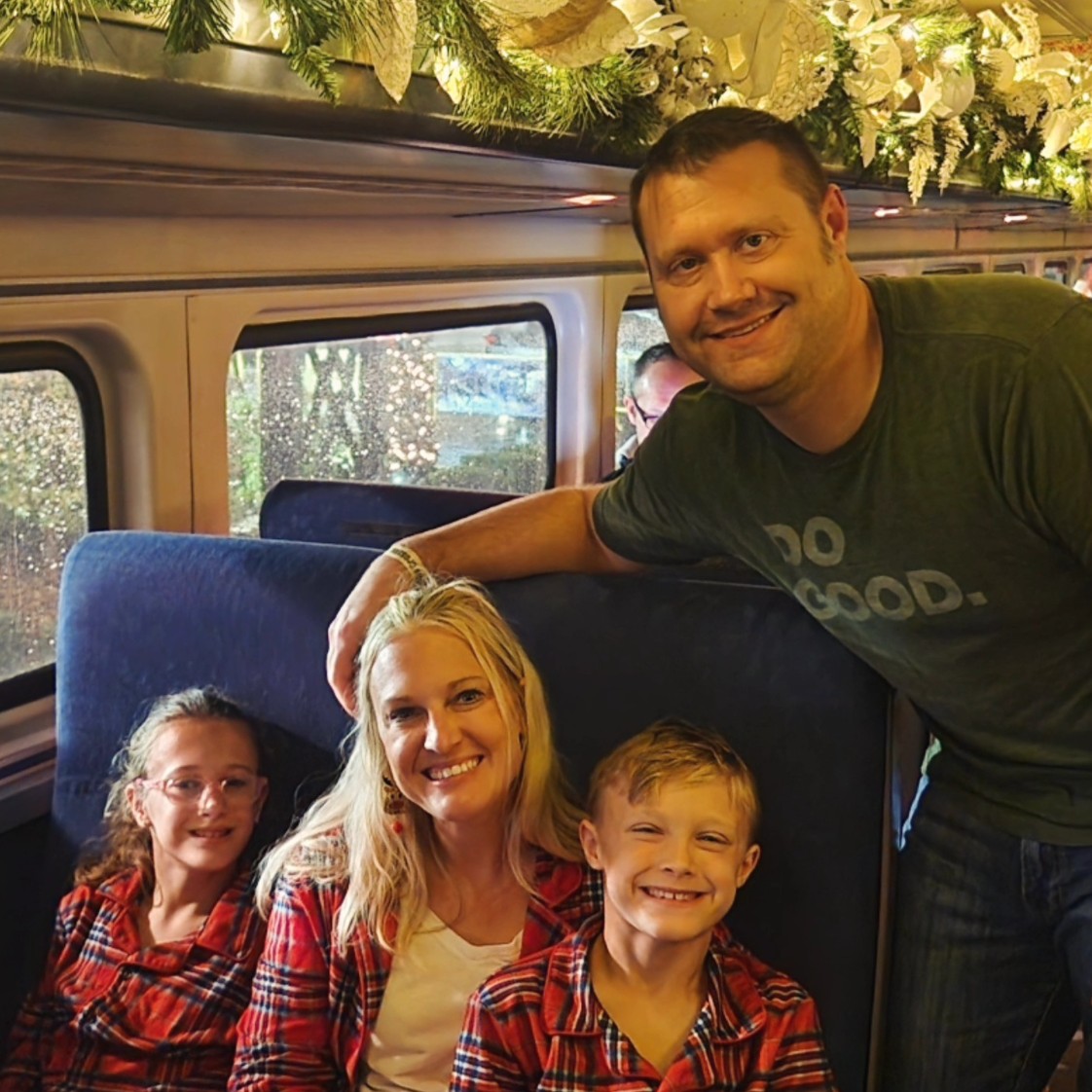 CMN_HQ's tweet photo. All aboard the Polar Express! 🚂 ❄️
Donations through @cmnhospitals benefit local member hospitals as they provide critical care to kids in need, like Ella. 🎄❤️ Make the holidays brighter and #HelpOneMore child by donating today! https://t.co/sRhuPtv7M6 https://t.co/It3iTiMyGR