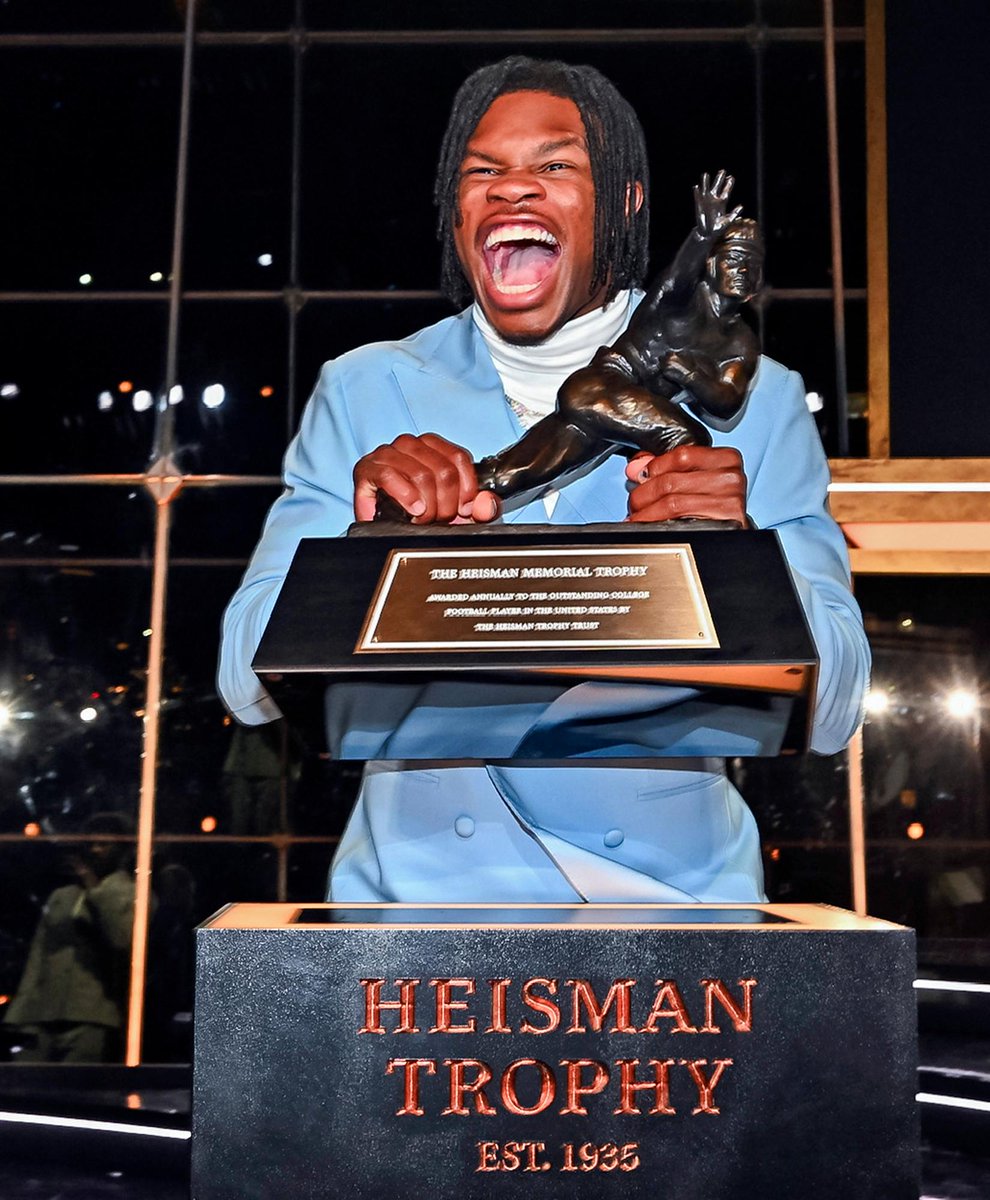 HalphsNation's tweet photo. Forget who he chooses to be with. Let's celebrate the fact that he won the Heisman and set records. SALUTE #Travishunter #Heisman https://t.co/wnR4VqrqAH