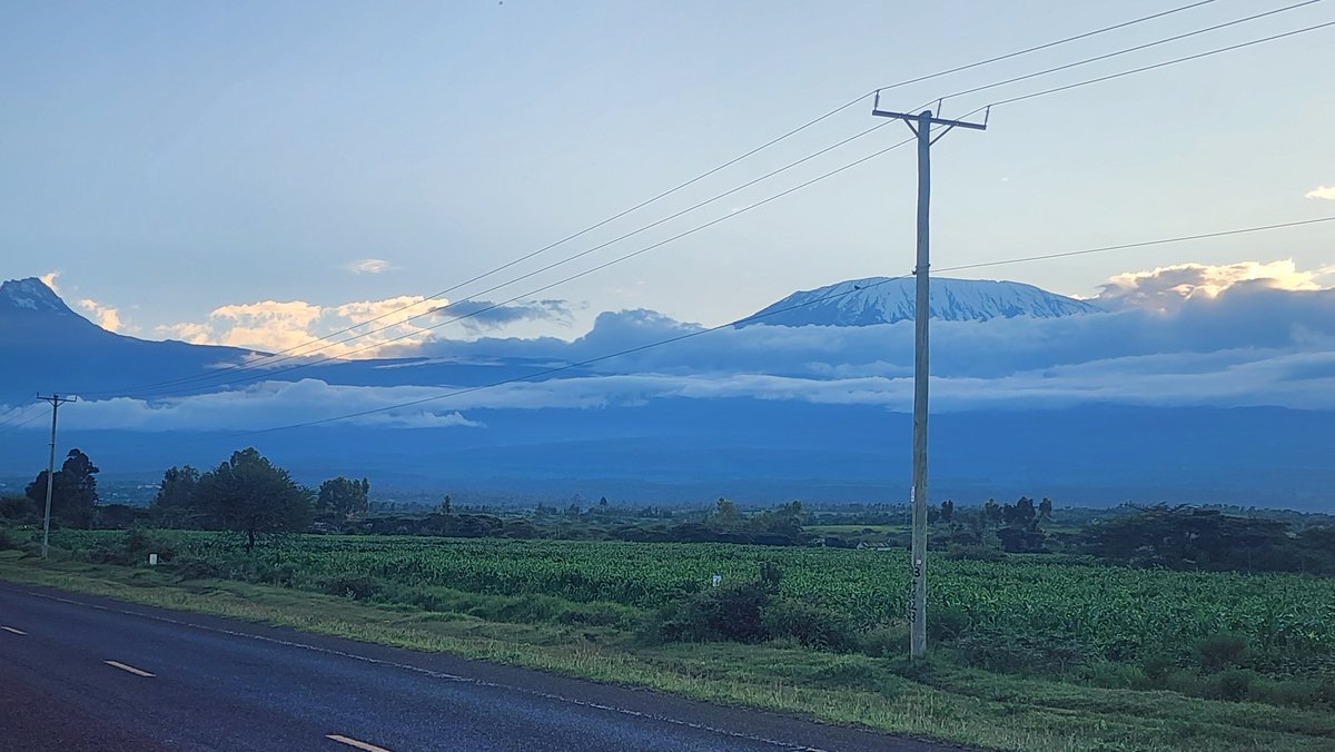 dunjumas's tweet photo. The mountain has a way of declaring its splendor #MerryChristmas #Christmas  #Natgeo #KOX #EACreatorNetwork  @NationMediaGrp @SafaricomPLC https://t.co/zkOl7ptTQZ