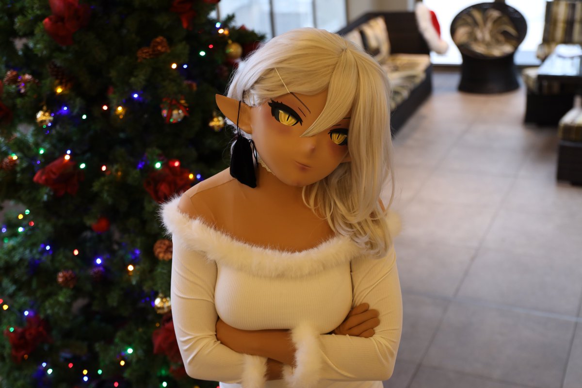 Some nerd decided to gift me a bunch of rocks with numbers on them for the Secret Santa... 🙄
You know D&amp;D is cultural appropriation, right? 😒

(I did use them the next day, as I forgot to take mine...)
#ukchristmasmeet2024 #kigurumi #着ぐるみ
