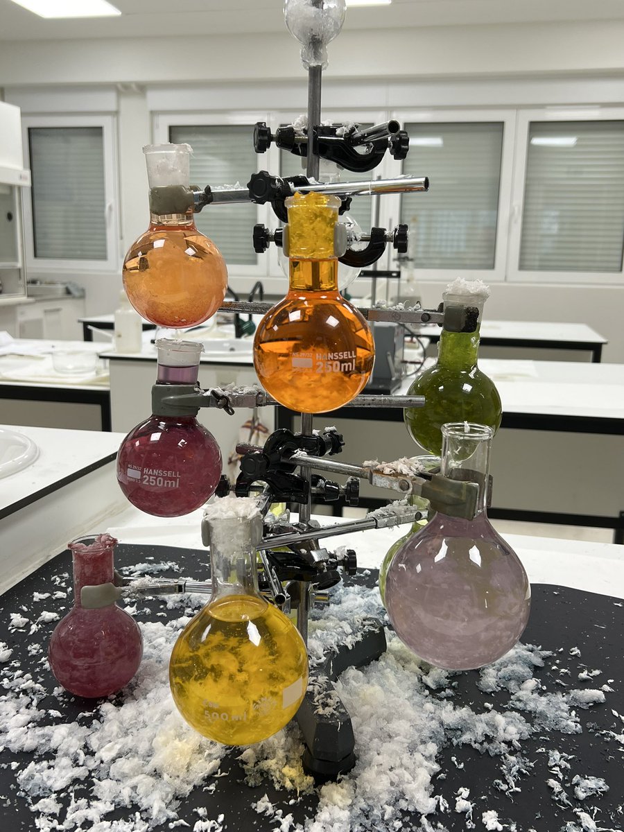 Con las postales navideñas creadas por el alumnado de la optativa de Diseño, y el #chemistree de la optativa de Laboratorio, la comunidad educativa del IES Julio Caro Baroja os desea unas Felices Fiestas y un Feliz 2025🎄🎄👏👏 #FelizNavidad #Feliz2025 #felicesfiestas🎄
