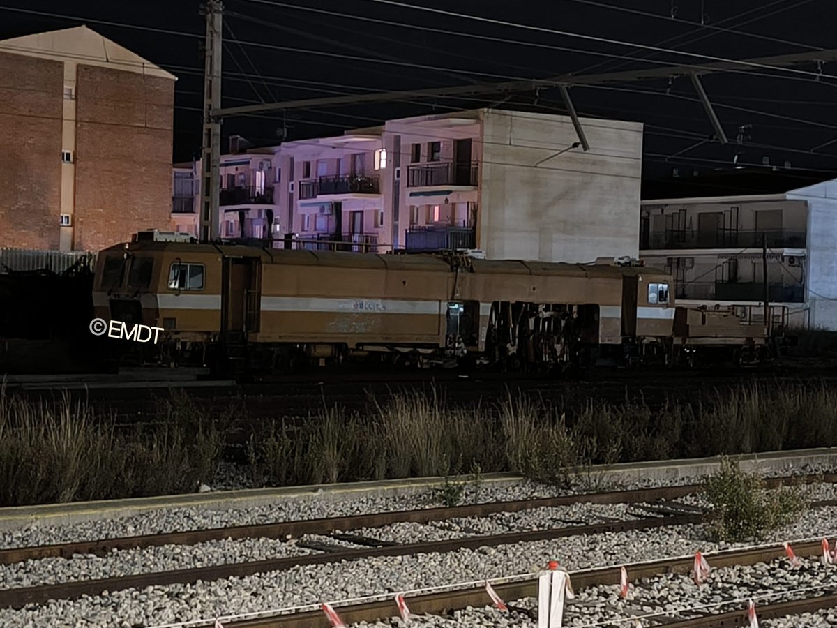 Tren_1999's tweet photo. La bateadora 56 BUP 4956  de @comsa_corp  descansa tranquilamente en la estación de Sant Vicenç de Calders, a la espera de una noche de trabajo por la linea de la costa en el marco de la renovación del tunel de roda de barà, felices fiestas y prospero año 2025 🎅🏻🎅🏻🎁🎁 https://t.co/BUXZP6C61Z