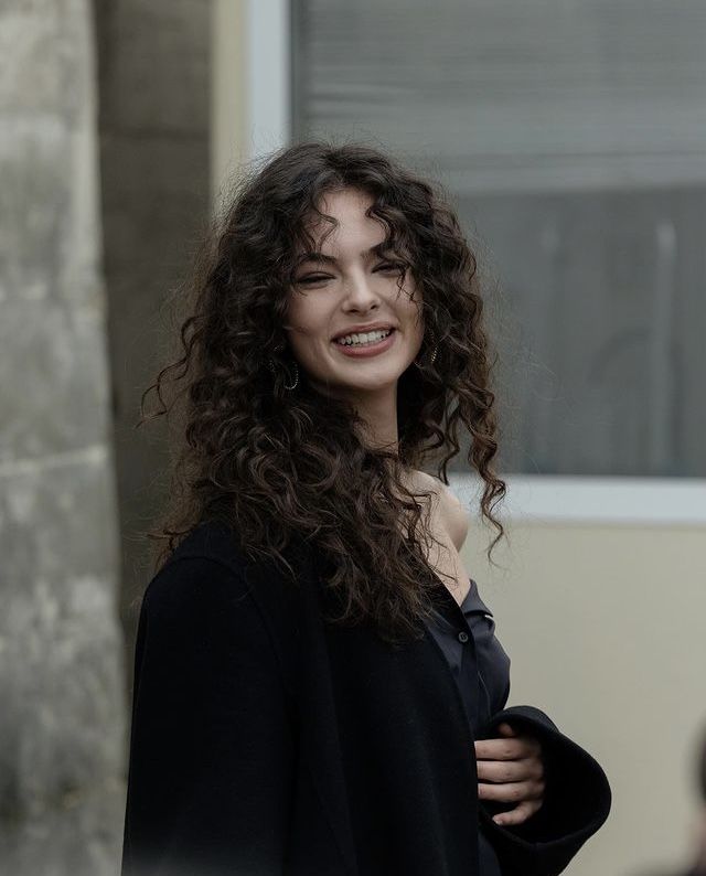 yasmin01Al's tweet photo. Aybüke saçlarını bu şekil yapsana ya sana çok yakışır böyle çekimlerde yapsan ❤️ #AybükeÇangal  @aybukeim https://t.co/W2055G9BYC