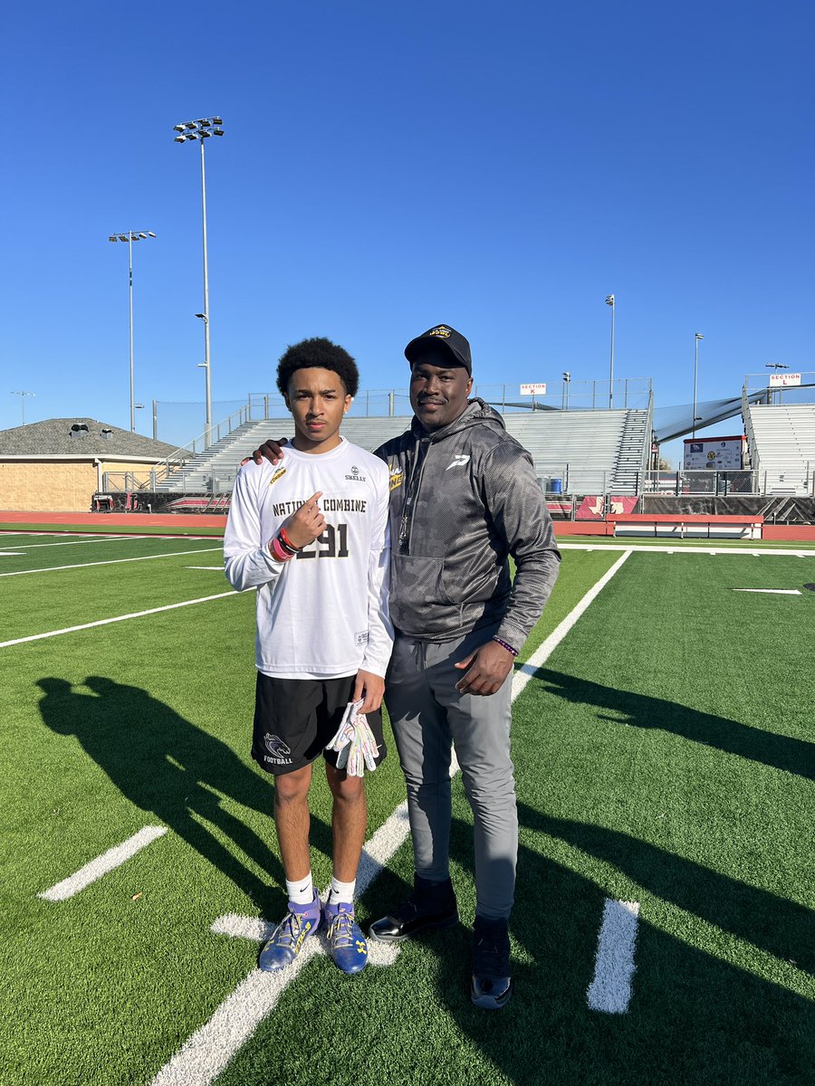 DariusCarterr's tweet photo. Had an amazing time at the @USArmyBowl I’m grateful that I was able to showcase my talent and definitely made my name known out there in Texas @GregCooperUSA @Coach_Gonzales @JeffHecklinski @CoachMcCannERT @MonteGreen_ @StewartJamael @SDSports @RivalsWardlaw @LouatTheState @Coach_AcWhaley @RidgeViewF_Ball