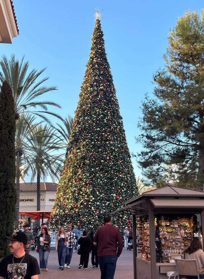 IvannaMaksymova's tweet image. The tree that lights up the season! 🎄 A holiday stroll at Irvine Spectrum is the perfect way to celebrate. #FestiveFeels #IrvineSpectrum