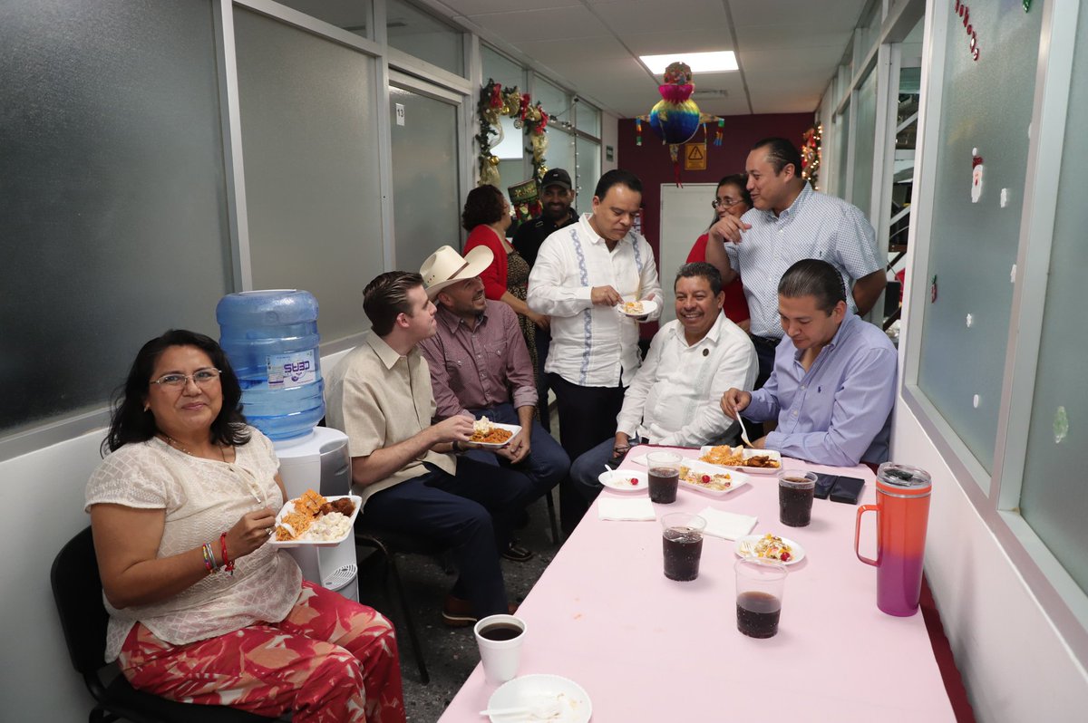 Agradezco la invitación de las y los trabajadores del 1er piso del Congreso, quienes organizaron un convivio en el que compartimos momentos de alegría y unidad junto con mis compañeros diputadas y diputados.

En esta temporada de reflexión, deseo que la paz y el amor llenen cada