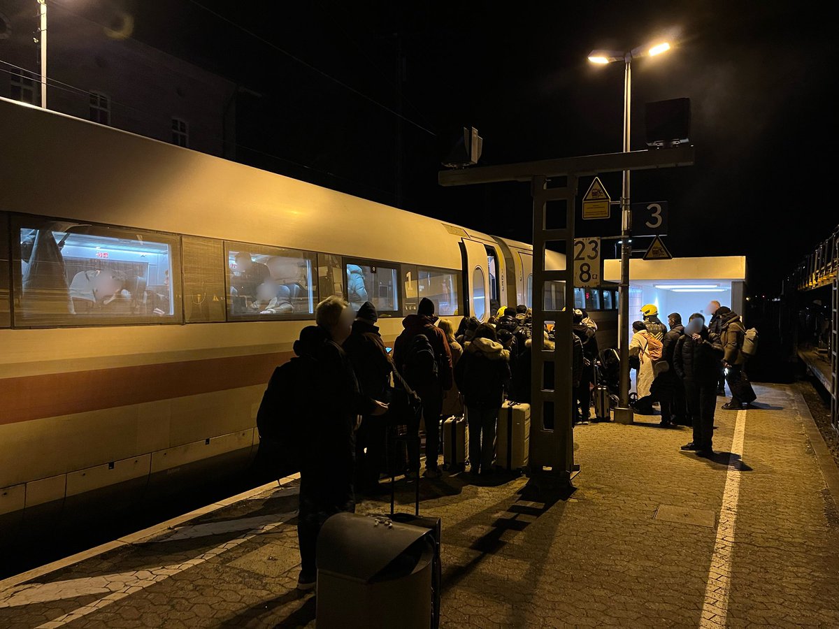 24.12.2024 17:29, Einsatz für den Einsatzleiter Rettungsdienst, Brand Zug nur Lokomotive, Emskirchen , RK NEA 7, RK NEA 10/1 (FüAss), RK NEA 76/2, RK ER 45/71/05, RK ER 9/71/04, RK EMS 72/70, RK NEA 72/70

#BRK #Rettungsdienst #Hauptamt #Ehrenamt #Bayern #rundumdieuhr #wirfüreuch