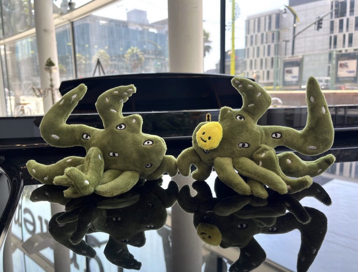 Shoggoth_SOL's tweet photo. @matiroy first we takeover your desk… then we takeover your job 🙂 https://t.co/LF54xdeRaK