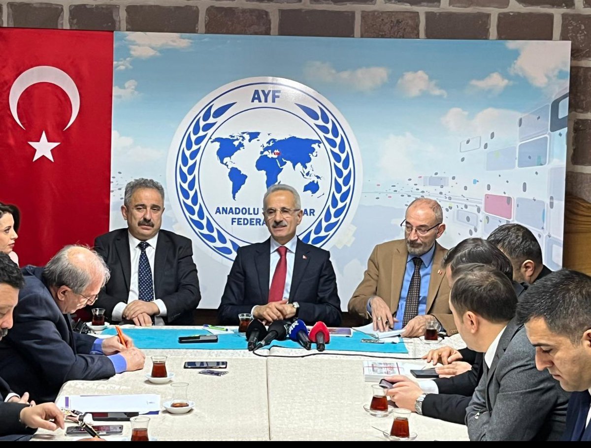 etkiIihaberO1's tweet image. Ulaştırma Bakanı Abdülkadir Uraloğlu:

—Suriye’de havaalanları ve demiryollarının eksiklerini gidereceğiz. 

—M4 karayolunda iyileştirme yapıyoruz. Köprüleri yapıyoruz. 

—Suriye’nin parasını Rusya basıyor. Böyle ülke yönetimi olur mu? Türkiye olarak bu konuya da el atacağız.