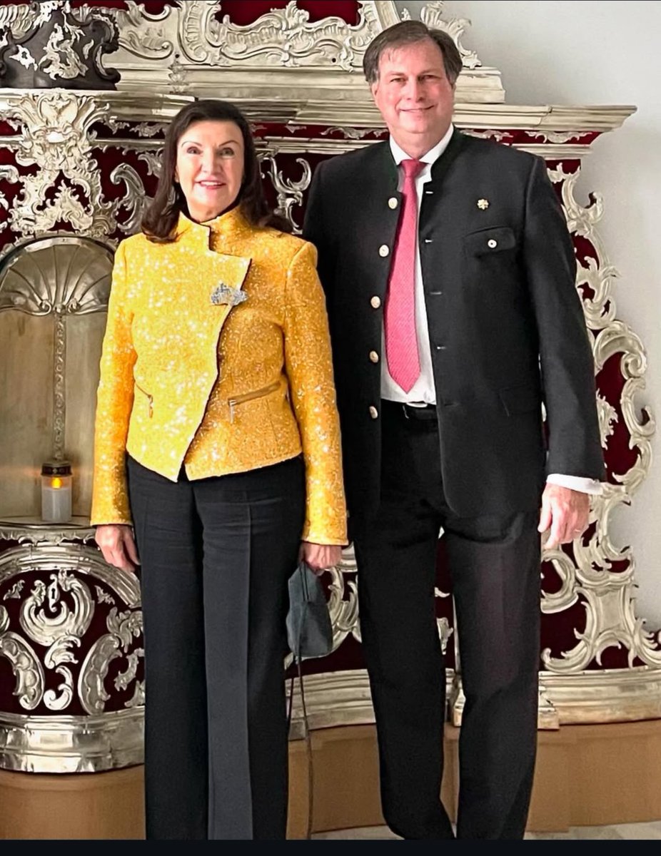 Merry Christmas Frohe gesegnete Weihnachten #sandorhabsburg #archdukesandor #hertamargaretehabsburg #archduchesshertamargarete #austriaimperialis #habsburg #habsburglothringen #flameofpeace_flammedesfriedens #imperialroyal