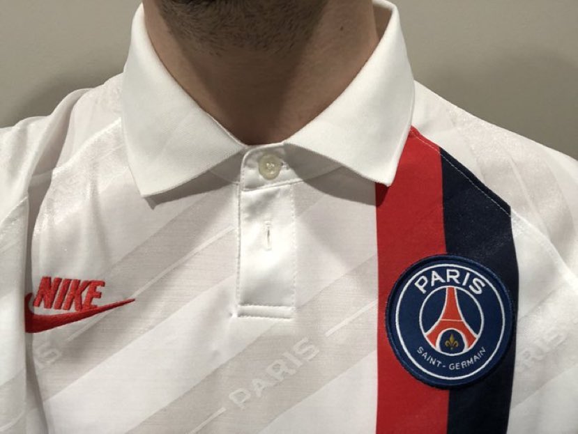 Rogermartismo's tweet photo. Tengo una cena importante esta noche y como no tenía ninguna camisa blanca limpia me he puesto la camiseta blanca del PSG y un jersey por encima y oye, parece que da el pego 😂😂😂 https://t.co/P4iAEn9l4h