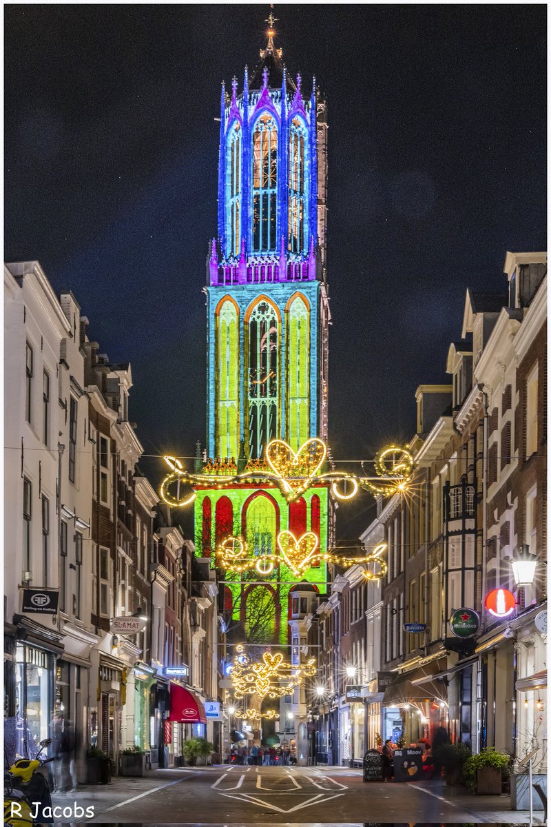 tdi2002's tweet photo. De #Domtoren in Utrecht staat er deze avonden prachtig bij. https://t.co/4K3B4xImGD