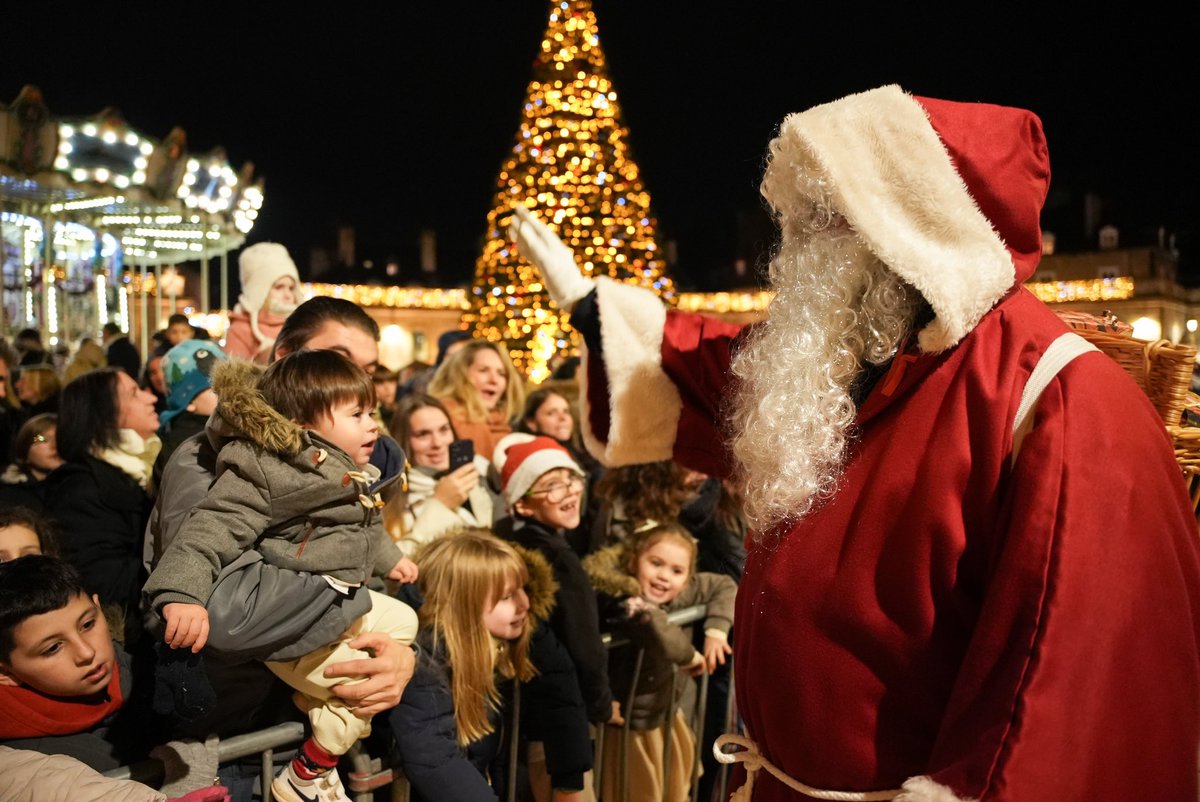 🎅🏼🎄 Le Père Noël est à Dijon ! Je vous souhaite à toutes et à tous un joyeux Noël.