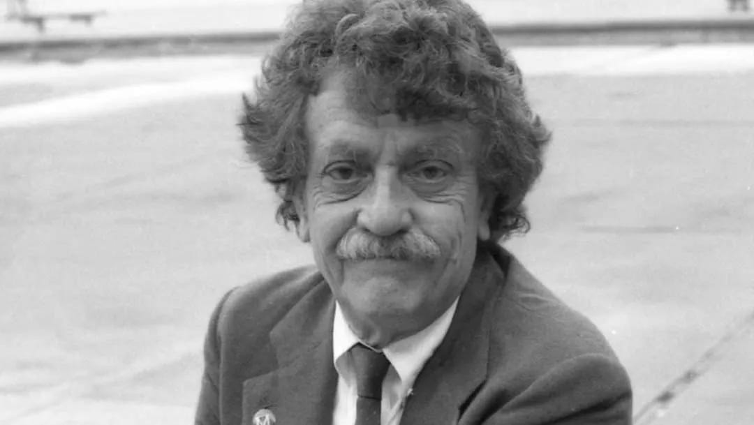Kurt Vonnegut: 
"Sanatla ilgilen. Şaka yapmıyorum. Sanat geçinmenin bir yolu değildir. Hayatı daha katlanılabilir kılmanın çok insani bir yoludur. Bir sanatı icra etmek, ne kadar iyi ya da kötü olursa olsun, ruhunuzu geliştirmenin bir yoludur, Tanrı aşkına. Duşta şarkı söyleyin.