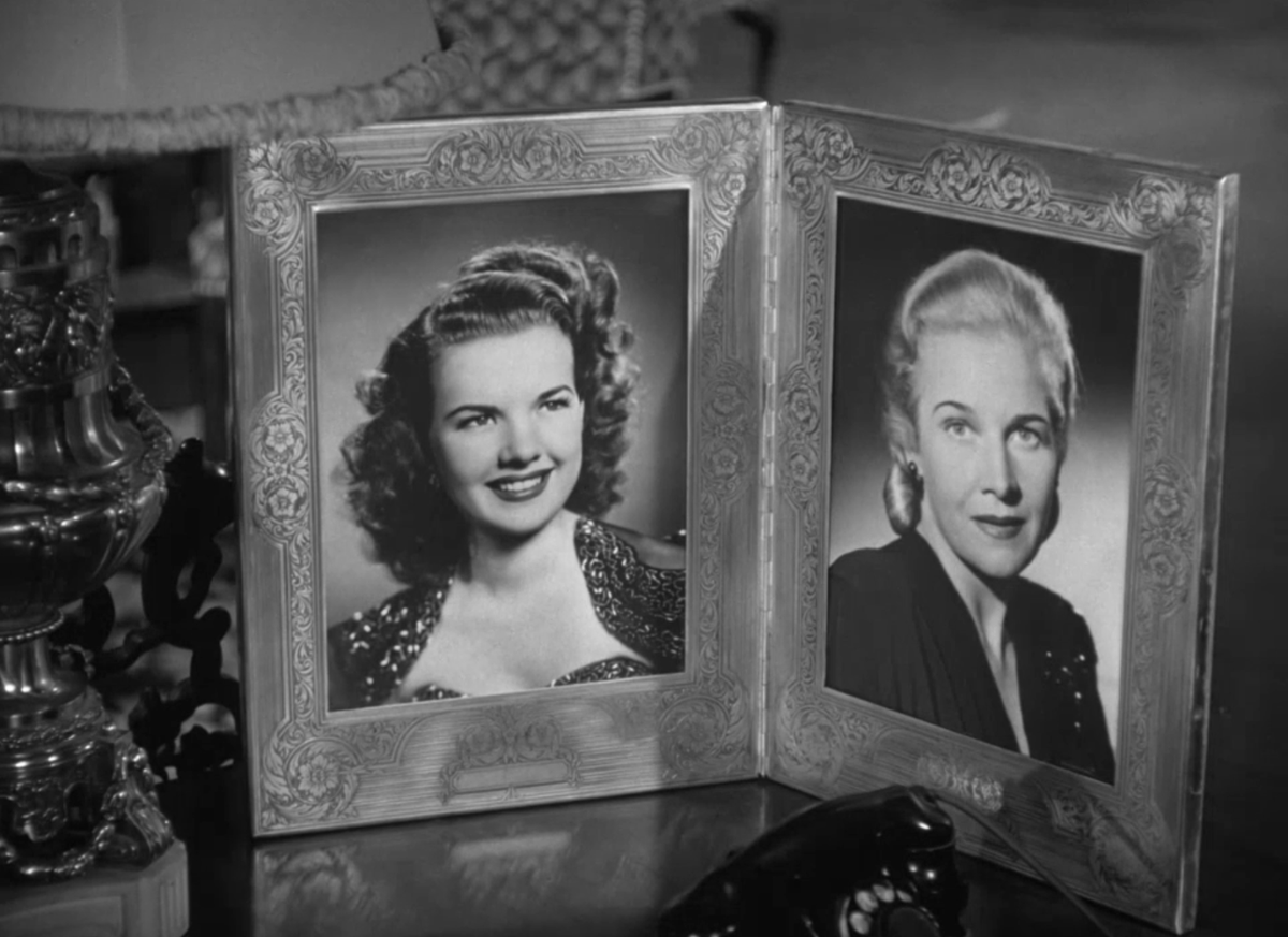 jaxbra's tweet photo. #ClassicFilmSetPhotos
#ItHappenedonFifthAvenue
#GaleStorm
I tried to find the Ann Harding, but no luck. (Ok admittedly I didn't try very hard 😂) It's not the same pose for Gale Storm but it's the same photo shoot. That dress is something else!
#TCMParty https://t.co/O0UFH4x2ad