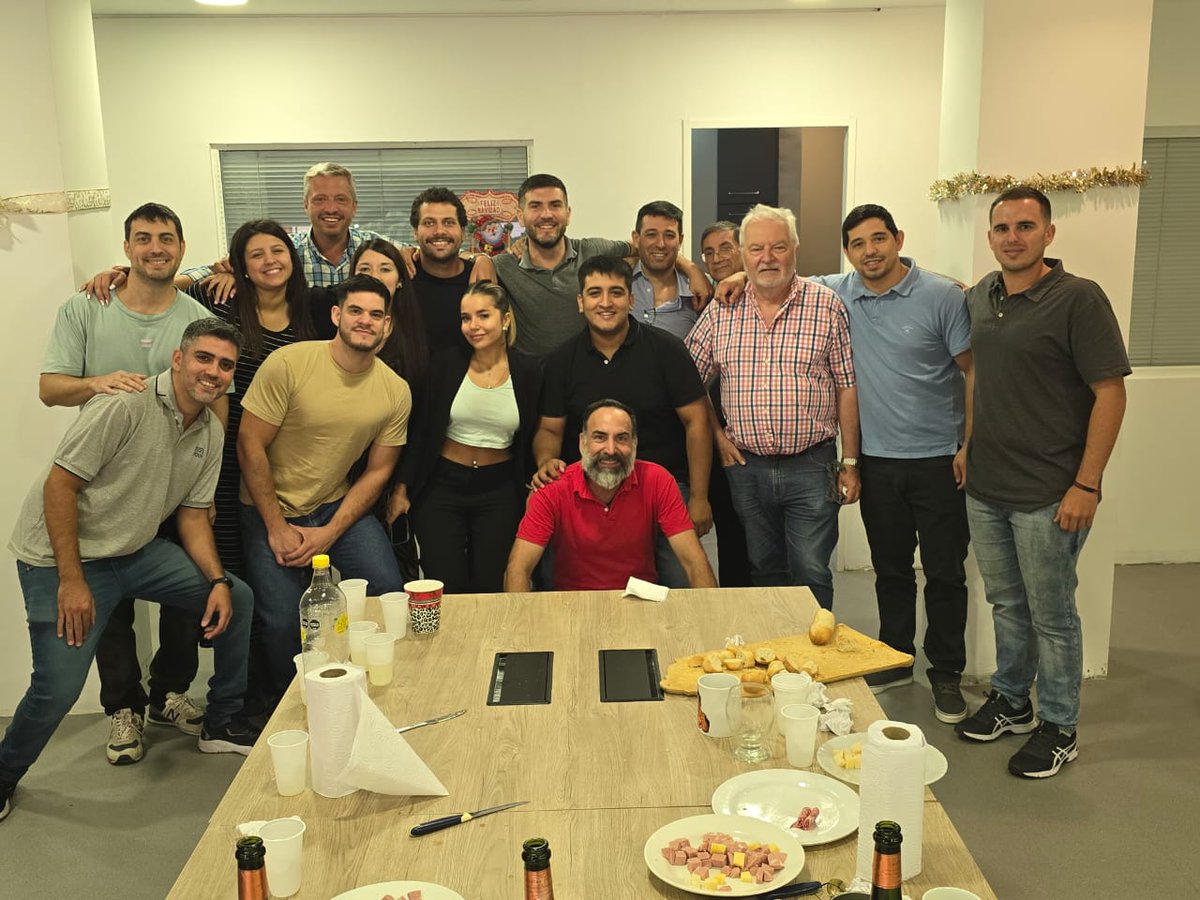 rubenotthoff's tweet photo. Despedida junto al equipo de todos los días en @telvgg.ok , del cual estoy orgulloso de pertenecer. 
¡Vamos por más TELVGG! 
¡Felices fiestas! 🥂 https://t.co/CPF3Hkjmav