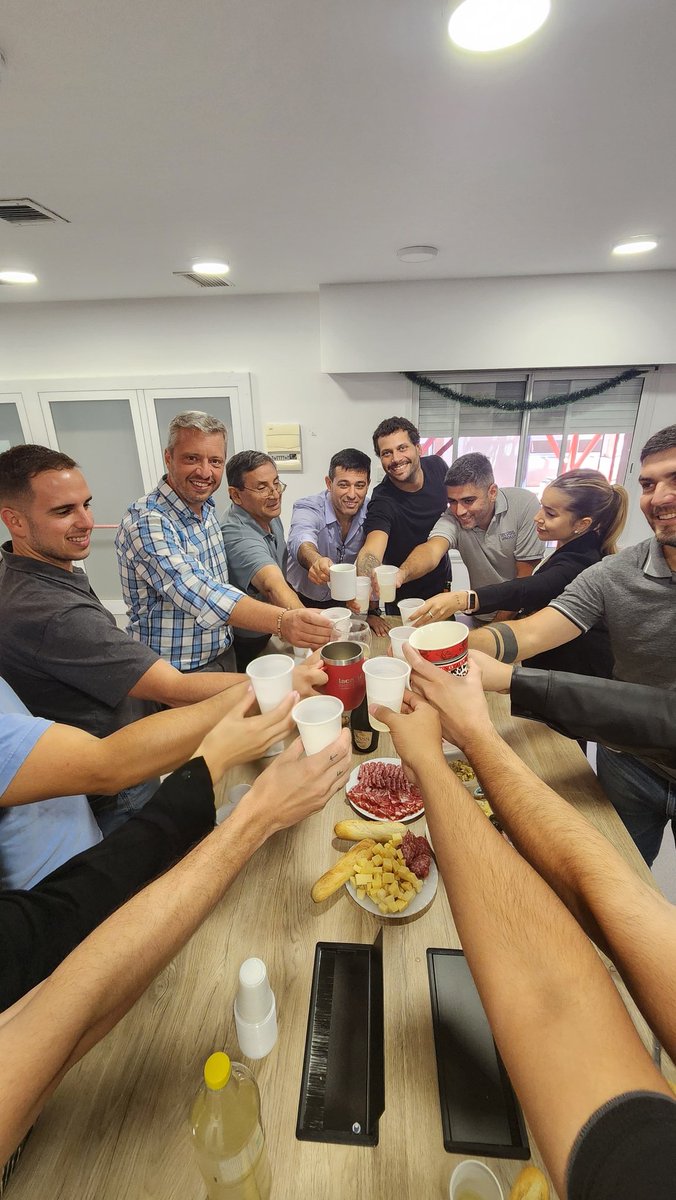 rubenotthoff's tweet photo. Despedida junto al equipo de todos los días en @telvgg.ok , del cual estoy orgulloso de pertenecer. 
¡Vamos por más TELVGG! 
¡Felices fiestas! 🥂 https://t.co/CPF3Hkjmav