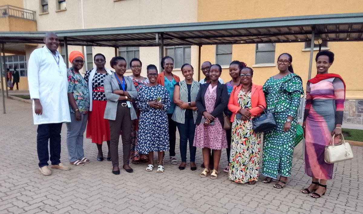 NyanzaHospital's tweet photo. Ku mugoroba wo kuri uyu wa kabiri, Ihuriro ry'Abagore bibumbiye muri "NYAMPINGA w'i NYANZA" mu karere ka #Nyanza basuye #ibitaro  bya #Nyanza mu rwego rwo guhumuriza abarwayi, by' umwihariko abana bifatanya nabo hamwe no kubifuriza iminsi mikuru myiza.@NyanzaDistrict
@RBCRwanda https://t.co/RjU7vARxjs